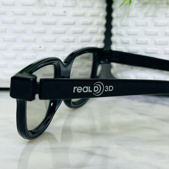 2 Pairs of RealD 3D Glasses - Picture 4 of 6